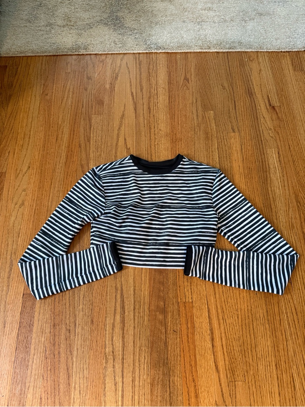 Lainsnow cropped resort top, NWOT